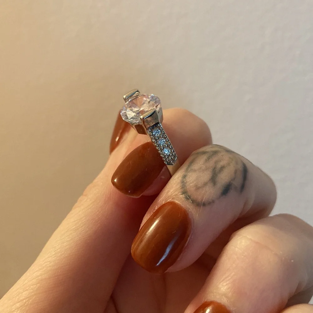 *Fake* Diamond ring - Picture 8 of 9